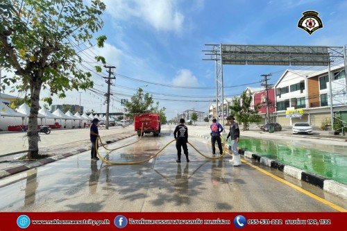 ดับเพลิงนครแม่สอด ฉีดล้างทำความสะอาดถนน บริเวณจุดจัดให้เล่นน้ำสงกรานต์ (Zoning) ถนนยอดข้าว
