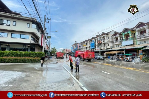 ดับเพลิงนครแม่สอด ฉีดล้างทำความสะอาดถนน บริเวณจุดจัดให้เล่นน้ำสงกรานต์ (Zoning) ถนนยอดข้าว