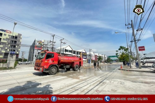 ดับเพลิงนครแม่สอด ฉีดล้างทำความสะอาดถนน บริเวณจุดจัดให้เล่นน้ำสงกรานต์ (Zoning) ถนนยอดข้าว