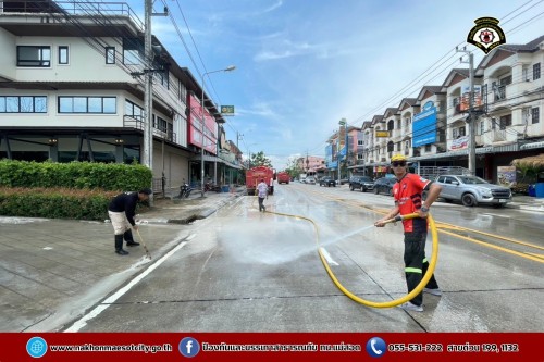 ดับเพลิงนครแม่สอด ฉีดล้างทำความสะอาดถนน บริเวณจุดจัดให้เล่นน้ำสงกรานต์ (Zoning) ถนนยอดข้าว