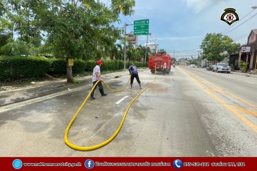 ดับเพลิงนครแม่สอด ฉีดล้างทำความสะอาดถนน บริเวณจุดจัดให้เล่นน้ำสงกรานต์ (Zoning) ถนนยอดข้าว