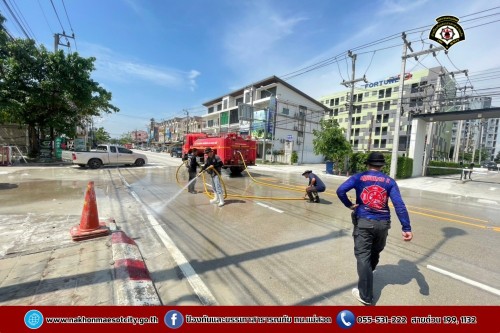 ดับเพลิงนครแม่สอด ฉีดล้างทำความสะอาดถนน บริเวณจุดจัดให้เล่นน้ำสงกรานต์ (Zoning) ถนนยอดข้าว