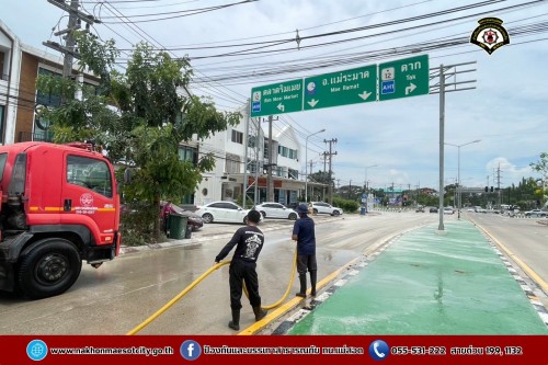 ดับเพลิงนครแม่สอด ฉีดล้างทำความสะอาดถนน บริเวณจุดจัดให้เล่นน้ำสงกรานต์ (Zoning) ถนนยอดข้าว