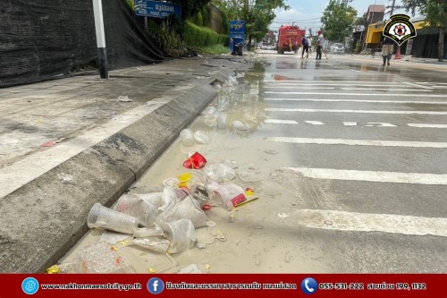 ดับเพลิงนครแม่สอด ฉีดล้างทำความสะอาดถนน บริเวณจุดจัดให้เล่นน้ำสงกรานต์ (Zoning) ถนนยอดข้าว
