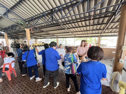 เข้าร่วมกิจกรรมการประชุมประจำเดือนของผู้สูงอายุชุมชนสักทอง และออกบูธกิจกรรม “ตลาดนัดปันสุข” 