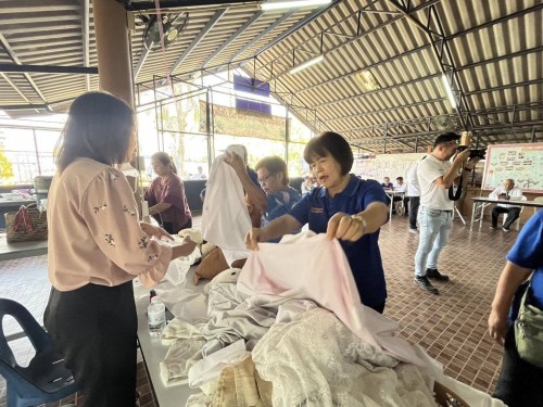 เข้าร่วมกิจกรรมการประชุมประจำเดือนของผู้สูงอายุชุมชนสักทอง และออกบูธกิจกรรม “ตลาดนัดปันสุข” 