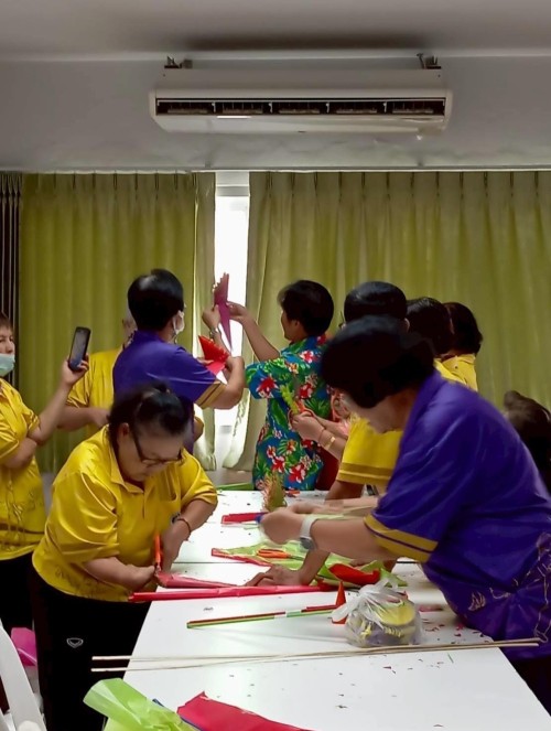 จัดกิจกรรมรวมกลุ่มผู้สูงอายุจากวิทยาลัยสูงวัยนครแม่สอด เพื่อทำกิจกรรมแลกเปลี่ยนความรู้ร่วมกัน