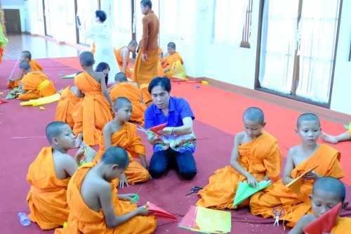 เข้าร่วมกิจกรรมสอนเณรในค่ายฤดูร้อนการทำตุงไส้หมู ณ วัดโพธิคุณ ตำบลแม่ปะ อำเภอแม่สอด จังหวัดตาก