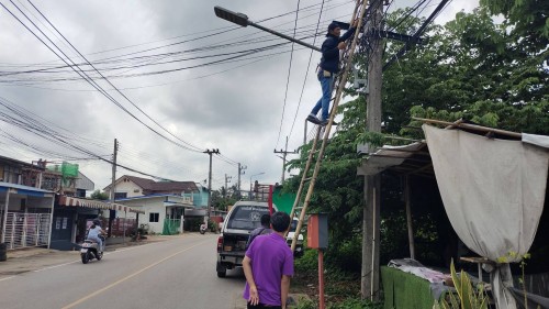 เจ้าหน้าที่กองยุทธศาสตร์และงบประมาณ ดำเนินการตามคำร้อง ขอซ่อมแซมเคเบิ้ลทีวี ชุมชนร่วมแรง และชุมชนสองแคว 2 