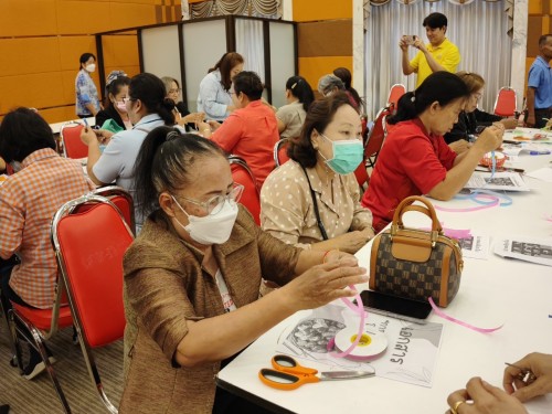 ปราชญ์ชาวบ้าน คุณปวรรัตน์ ฝ่ายคำตา พับเหรียญโปรยทาน