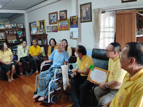 มอบเกียรติผู้สูงอายุ 100 ปี