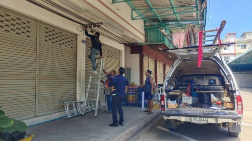 เจ้าหน้าที่กองยุทธศาสตร์และงบประมาณ ดำเนินการตามคำร้อง ขอซ่อมแซมเคเบิ้ลทีวี ชุมชนแม่สอดวิลล่า