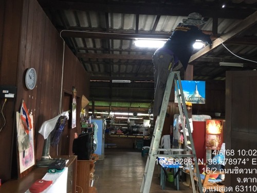 เจ้าหน้าที่กองยุทธศาสตร์และงบประมาณ ดำเนินการตามคำร้อง ขอซ่อมแซมเคเบิ้ลทีวี ชุมชนปู่แดง และชุมชนสองแคว 2