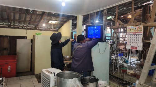 เจ้าหน้าที่กองยุทธศาสตร์และงบประมาณ ดำเนินการตามคำร้อง ขอซ่อมแซมเคเบิ้ลทีวี ชุมชนดอนไชย