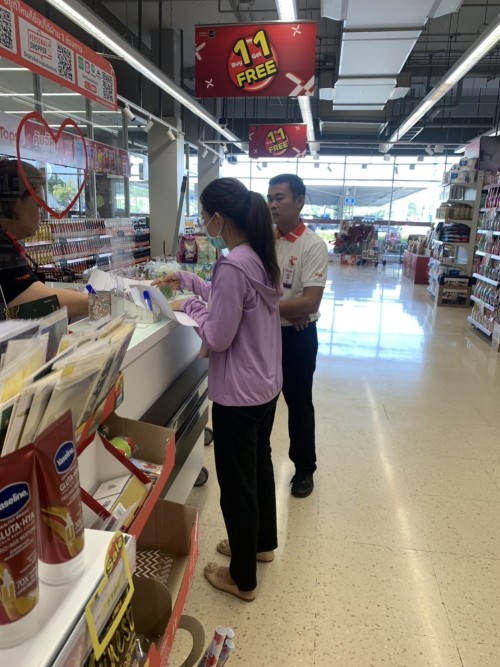 วันที่ 15 กุมภาพันธ์ 2568 เจ้าหน้าที่ผู้รับผิดชอบงานสุขาภิบาล กองสาธารณสุขและสิ่งแวดล้อม ออกตรวจให้คำแนะนำสุขลักษณะร้านจำหน่ายอาหารในเขตพื้นที่เทศบาลนครแม่สอด 