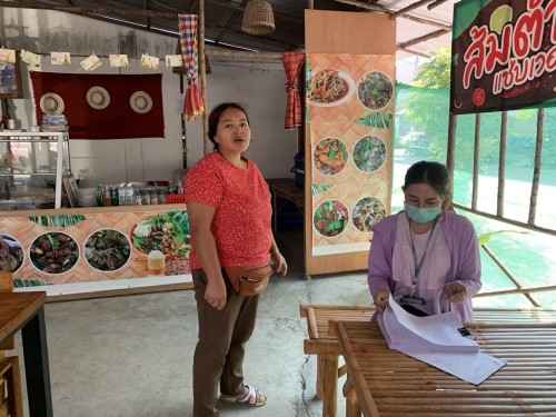 วันที่ 15 กุมภาพันธ์ 2568 เจ้าหน้าที่ผู้รับผิดชอบงานสุขาภิบาล กองสาธารณสุขและสิ่งแวดล้อม ออกตรวจให้คำแนะนำสุขลักษณะร้านจำหน่ายอาหารในเขตพื้นที่เทศบาลนครแม่สอด 