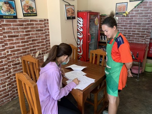 วันที่ 15 กุมภาพันธ์ 2568 เจ้าหน้าที่ผู้รับผิดชอบงานสุขาภิบาล กองสาธารณสุขและสิ่งแวดล้อม ออกตรวจให้คำแนะนำสุขลักษณะร้านจำหน่ายอาหารในเขตพื้นที่เทศบาลนครแม่สอด 