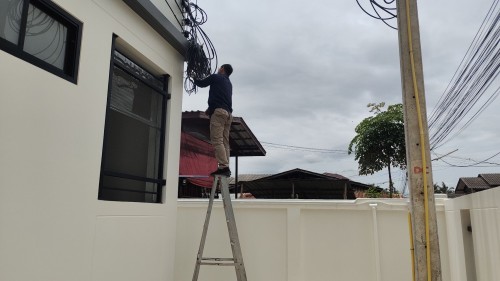 เจ้าหน้าที่กองยุทธศาสตร์และงบประมาณ ดำเนินการตามคำร้องติดตั้งเคเบิลทีวี ชุมชนสองเเควหนึ่ง