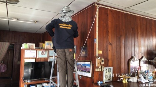 เจ้าหน้าที่กองยุทธศาสตร์และงบประมาณ ดำเนินการตามคำร้อง ขอซ่อมแซมเคเบิ้ลทีวี ชุมชนสองแควหนึ่ง