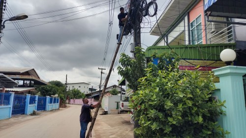 เจ้าหน้าที่กองยุทธศาสตร์และงบประมาณ ดำเนินการตามคำร้องขอซ่อมแซมเคเบิลทีวี ชุมชนสองแควหนึ่ง