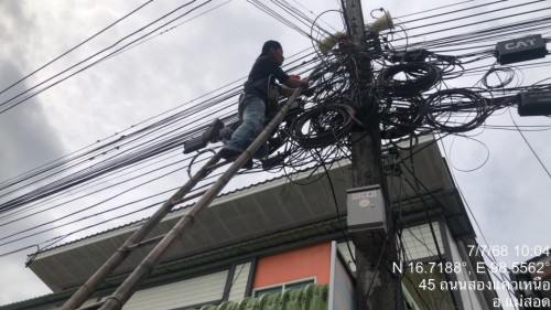 เจ้าหน้าที่กองยุทธศาสตร์และงบประมาณ ดำเนินการตามคำร้องขอซ่อมแซมเคเบิลทีวี ชุมชนสองแควหนึ่ง