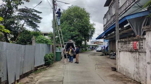 เจ้าหน้าที่กองยุทธศาสตร์และงบประมาณ ดำเนินการตามคำร้องติดตั้งเคเบิลทีวี ชุมชนสองเเควหนึ่ง