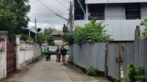 เจ้าหน้าที่กองยุทธศาสตร์และงบประมาณ ดำเนินการตามคำร้องติดตั้งเคเบิลทีวี ชุมชนสองเเควหนึ่ง