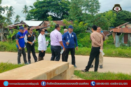 ดับเพลิงนครแม่สอด ร่วมเทศบาลนครแม่สอดกับหน่วยพัฒนาการเคลื่อนที่ 33 (นพค.33) ลงพื้นที่สำรวจเส้นทางระบายน้ำ