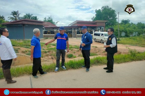 ดับเพลิงนครแม่สอด ร่วมเทศบาลนครแม่สอดกับหน่วยพัฒนาการเคลื่อนที่ 33 (นพค.33) ลงพื้นที่สำรวจเส้นทางระบายน้ำ