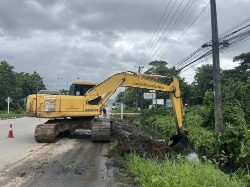 องค์การบริหารส่วนจังหวัดตาก ได้เข้าดำเนินการขุดร่องระบายน้ำ เพื่อเร่งระบายน้ำและป้องกันปัญหาน้ำท่วมขังในเขตเทศบาลนครแม่สอด