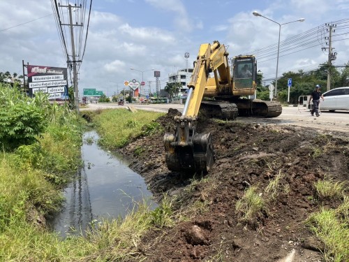 องค์การบริหารส่วนจังหวัดตาก ได้เข้าดำเนินการขุดร่องระบายน้ำ เพื่อเร่งระบายน้ำและป้องกันปัญหาน้ำท่วมขังในเขตเทศบาลนครแม่สอด