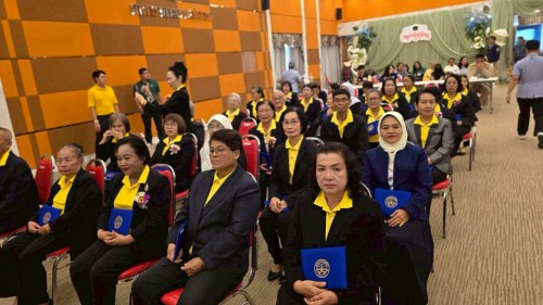 เข้าร่วมพิธีมอบวุฒิบัตรโครงการส่งเสริมสุขภาพผู้สูงอายุ สร้างจิตสดใส ร่างกายแข็งแรง รุ่นที่ 3 และโครงการพัฒนาศักยภาพผู้สูงอายุเทศบาลนครแม่สอด ประจำปีงบประมาณ พ.ศ. 2568 
