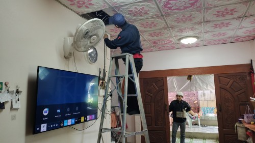 เจ้าหน้าที่กองยุทธศาสตร์และงบประมาณ ดำเนินการตามคำร้อง ขอซ่อมแซมเคเบิ้ลทีวี ชุมชนร่วมใจ