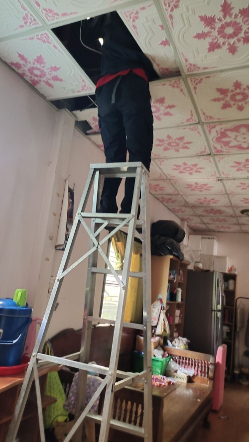 เจ้าหน้าที่กองยุทธศาสตร์และงบประมาณ ดำเนินการตามคำร้อง ขอซ่อมแซมเคเบิ้ลทีวี ชุมชนร่วมใจ