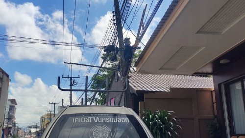 เจ้าหน้าที่กองยุทธศาสตร์และงบประมาณ ดำเนินการตามคำร้อง ขอซ่อมแซมเคเบิ้ลทีวี ชุมชนบ้านทุ่ง