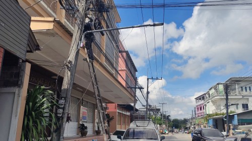เจ้าหน้าที่กองยุทธศาสตร์และงบประมาณ ดำเนินการตามคำร้อง ขอซ่อมแซมเคเบิ้ลทีวี ชุมชนบ้านทุ่ง