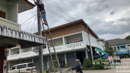 เจ้าหน้าที่กองยุทธศาสตร์และงบประมาณ ดำเนินการตามคำร้อง ขอซ่อมแซมเคเบิ้ลทีวี ชุมชนจ๊อกจอ