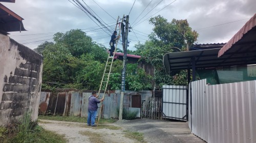 เจ้าหน้าที่กองยุทธศาสตร์และงบประมาณ ดำเนินการตามคำร้อง ขอซ่อมแซมเคเบิ้ลทีวี ชุมชนปู่แดง และชุมชนบ้านทุ่ง