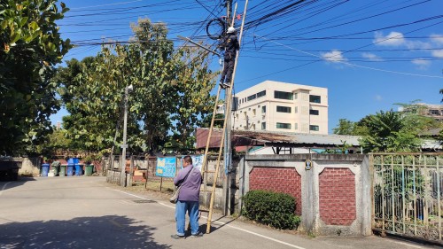 เจ้าหน้าที่กองยุทธศาสตร์และงบประมาณ ดำเนินการตามคำร้อง ขอซ่อมแซมเคเบิ้ลทีวี ชุมชนสันต้นปีน