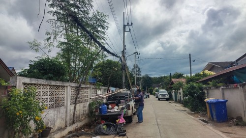 เจ้าหน้าที่กองยุทธศาสตร์และงบประมาณ ดำเนินการตามคำร้อง ขอซ่อมแซมเคเบิ้ลทีวี ชุมชนร่วมแรง