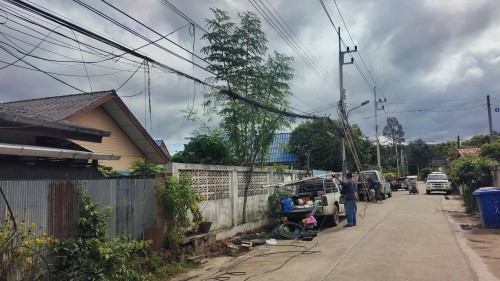 เจ้าหน้าที่กองยุทธศาสตร์และงบประมาณ ดำเนินการตามคำร้อง ขอซ่อมแซมเคเบิ้ลทีวี ชุมชนร่วมแรง