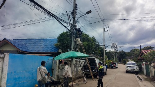 เจ้าหน้าที่กองยุทธศาสตร์และงบประมาณ ดำเนินการตามคำร้อง ขอซ่อมแซมเคเบิ้ลทีวี ชุมชนร่วมแรง