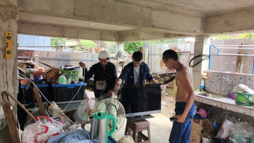 เจ้าหน้าที่กองยุทธศาสตร์และงบประมาณ ดำเนินการตามคำร้อง ขอติดตั้งเคเบิ้ลทีวี ชุมชนร่วมใจ