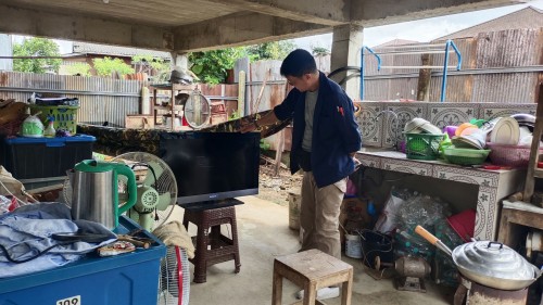 เจ้าหน้าที่กองยุทธศาสตร์และงบประมาณ ดำเนินการตามคำร้อง ขอติดตั้งเคเบิ้ลทีวี ชุมชนร่วมใจ