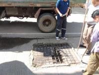 กองช่างสุขาภิบาลออกเปลี่ยนฝาท่อตามคำร้องฝั่งตรงข้ามบ้านพักนายอำเภอแม่สอด