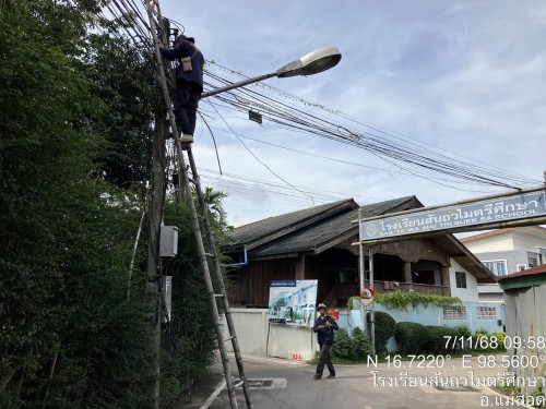 เจ้าหน้าที่กองยุทธศาสตร์และงบประมาณ ดำเนินการตามคำร้องขอซ่อมแซมเคเบิ้ลทีวี ชุมชนตาลเดี่ยว