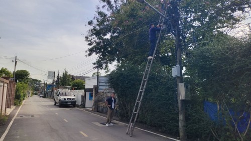 เจ้าหน้าที่กองยุทธศาสตร์และงบประมาณ ดำเนินการตามคำร้องขอซ่อมแซมเคเบิ้ลทีวี ชุมชนตาลเดี่ยว