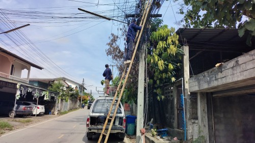 เจ้าหน้าที่กองยุทธศาสตร์และงบประมาณ ดำเนินการตามคำร้องขอซ่อมแซมเคเบิ้ลทีวี ชุมชนตาลเดี่ยว
