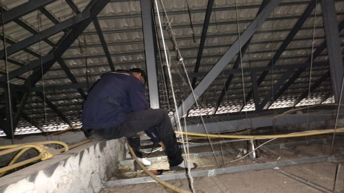 เจ้าหน้าที่กองยุทธศาสตร์และงบประมาณ ดำเนินการตามคำร้องขอซ่อมแซมเคเบิ้ลทีวี ชุมชนตาลเดี่ยว