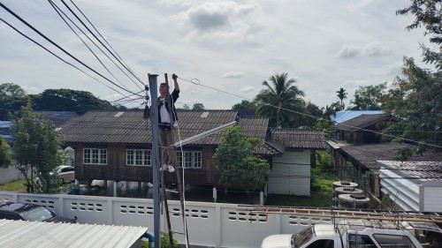 เจ้าหน้าที่กองยุทธศาสตร์และงบประมาณ ดำเนินการตามคำร้องขอซ่อมแซมเคเบิ้ลทีวี ชุมชนตาลเดี่ยว